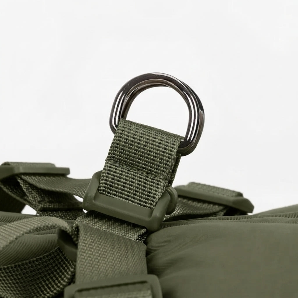 Sterke metalen D-ring op de rug van de VPETBR groene hondenjas om de hondenriem veilig vast te maken