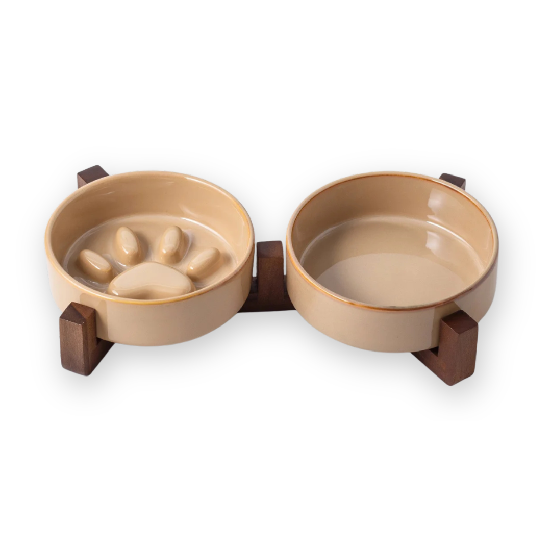 Design keramische voederbak set in warme beige tint met slowfeeder en donker acaciahouten statief