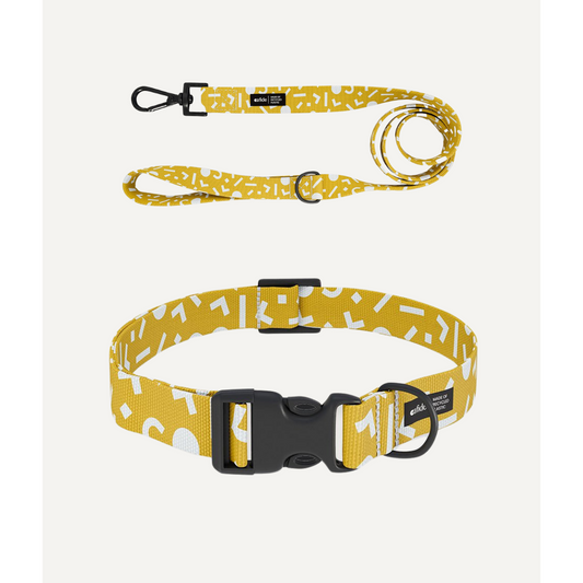 Gele hondenhalsband en riem